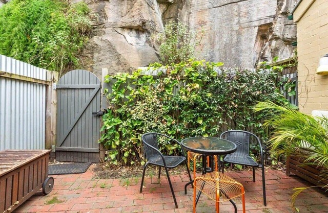 Victorian 4-Bed Terrace in Rocks - Steps from CBD
