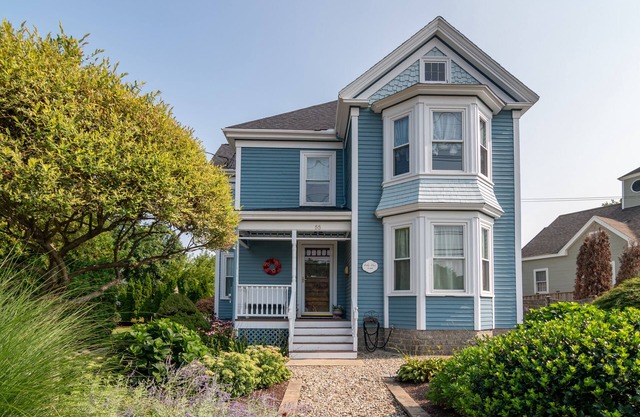 Victorian Getaway Close to Beach, Downtown and Train!