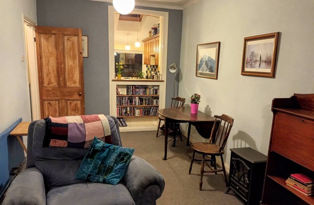 Victorian house in quiet street for 2 - 8. Garage, garden, great touring centre.