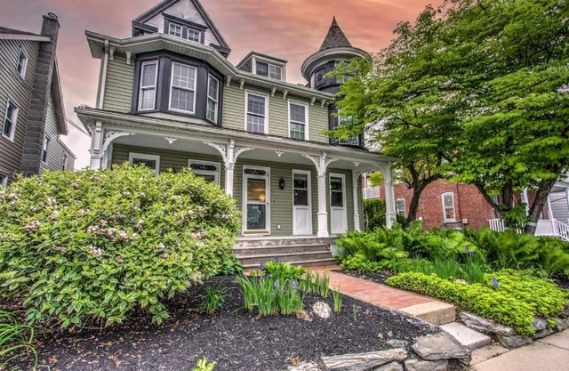 Victorian Manor on Main w 6 beds-10 mins to Lanc