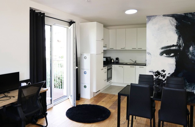 Vienna's Modern Black Beauty - Couples and Family-Friendly apartment