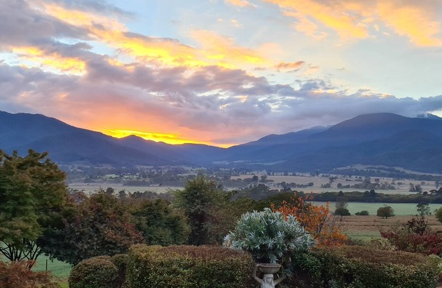"View 180" - magnificent mountain and valley views.