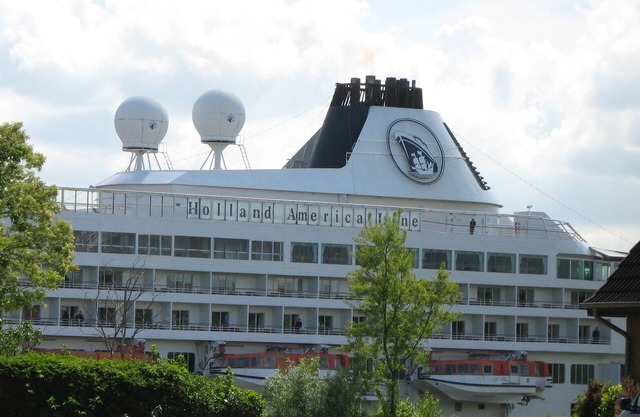 View of large ships, W-Lan, garden, 3*star, handicapped accessible
