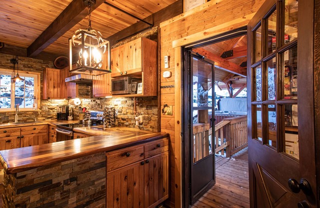 Views! Close to town, golfing, river and hiking. Incredible hot tub!