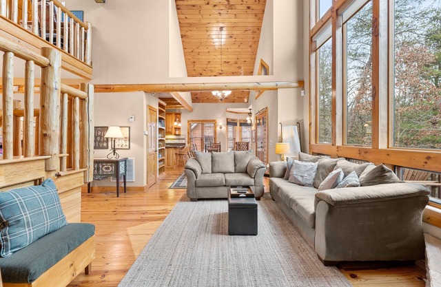 VIEWS of the Appalachian MTN in cozy cabin w/HOT TUB