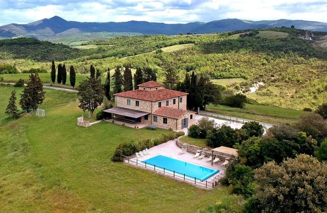 Villa Etrusca with fenced heated pool
