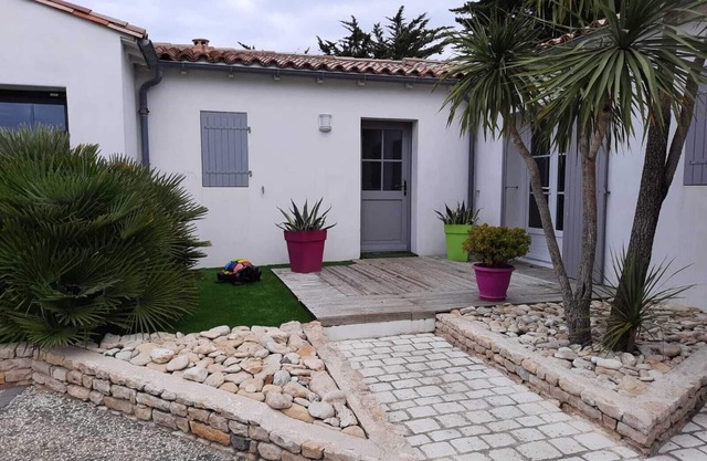 Villa, 1 to 8 persons, 50 meters from the beach, Le Bois Plage en Ré