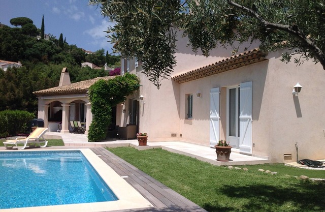 Villa 150m2 with pool and garden. Magnificent sea and hills. near the beach