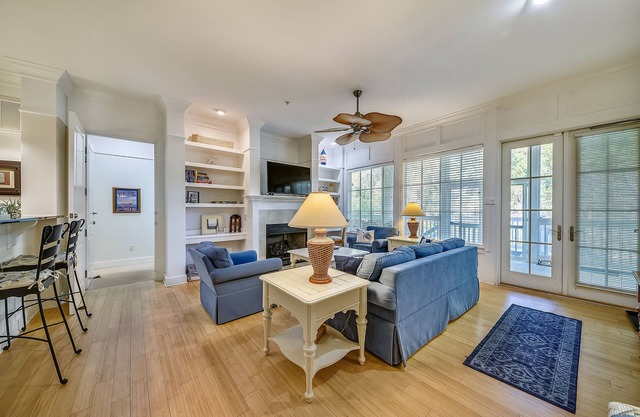 Villa 2 BR 2 Bath - cart & Pool access included with booking!