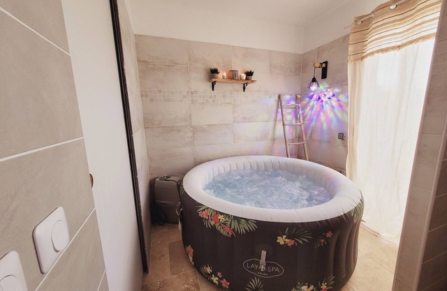 Villa 6 p swimming pool + private spa air conditioning direct sea access