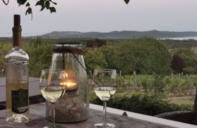 Villa a Balaton-Felvidéken, ahol jakuzziban gyönyörködhet a tó panorámájában