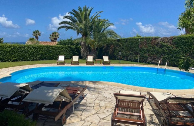 Villa 'Amazing Sunset' with Sea View, Wi-Fi and Air Conditioning