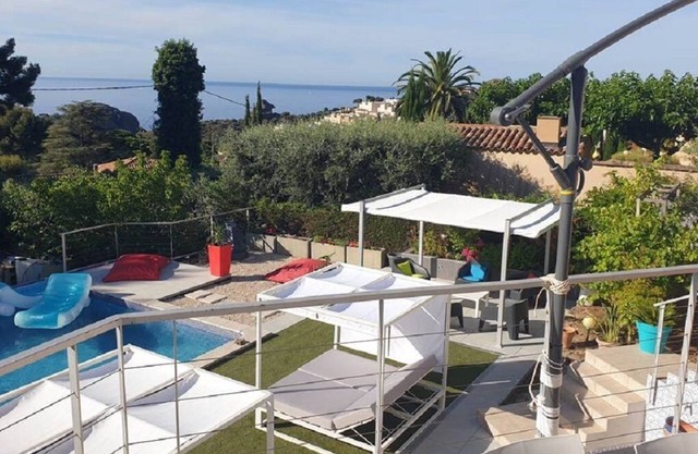 VILLA ANDALUCIA, Air-conditioned, Heated pool, Sea view of calanques. Sleeps 6