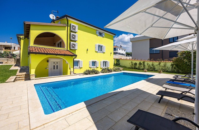 Villa Andrea for 17 people with private heated pool & pet friendly near Poreč