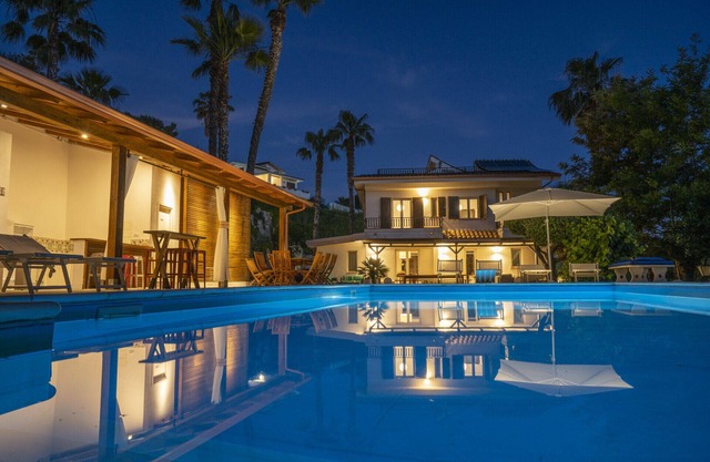 Villa Anna, for 10/13 people, with private pool and near the beach