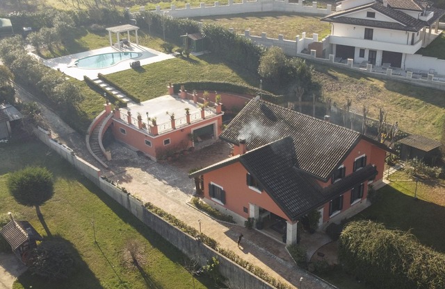 Villa Annamaria, villa with private pool, parking, large spaces, in Cassino