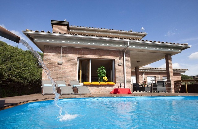 Villa + Apart. 20'beach, near Bcn, 2 pools, wifi, 23people, train direct aerport