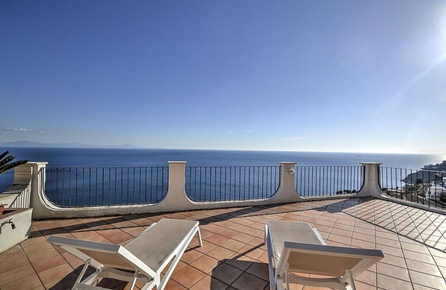 Villa Arcangela A: A characteristic and welcoming independent house located on a hillside, facing the sea, with Free WI-FI.