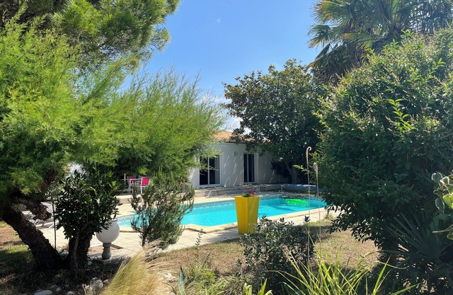 Villa avec piscine et une belle salle de jeux pour les grands et les petits.