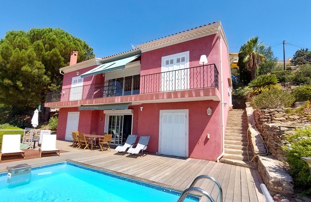 Villa avec piscine splendide vue mer plage et commerces à seulement 10mn à pieds