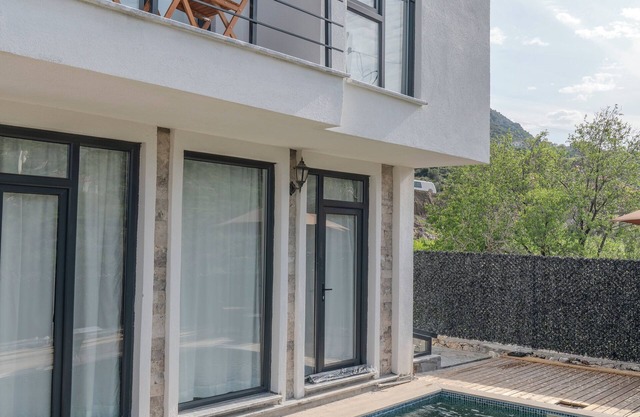 Villa Begonvilnözel havuzlu lüks villa,özel bahçe ve veranda , açık alanda masa,