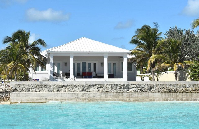 Villa Blanca - Luxury 4 bedroom Beach House in Treasure Cay at Sunrise Point