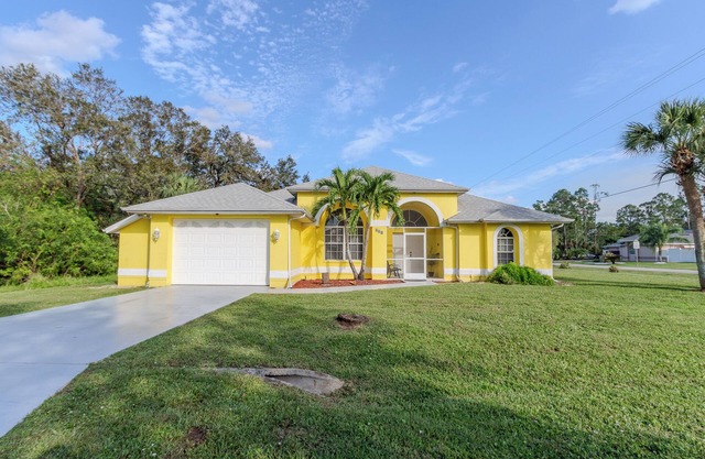 Villa Blanka - Beautiful Pool Home in Lehigh Acres
