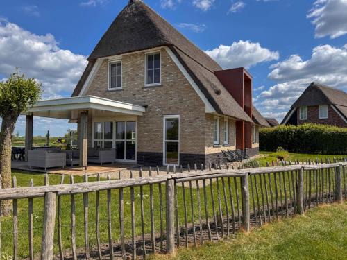 Villa by Tjeukemeer with Sauna & Whirlpool