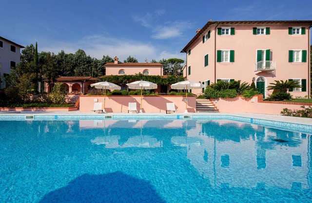 Villa Cà ai Venti, sea view, pool, and park on the hills of Viareggio