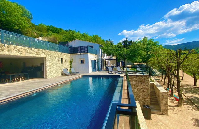 Villa Canopée in the village of Ménerbes, Air-conditioned, heated and secure swimming pool