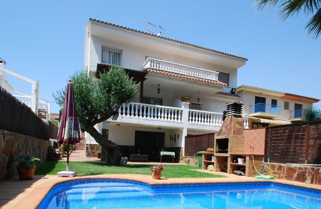 Villa Casia con Piscina Privada Cerca de la Playa R089