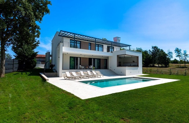 Villa Castanea – Stylish 3-Bedroom Villa with Private Pool in Peaceful village
