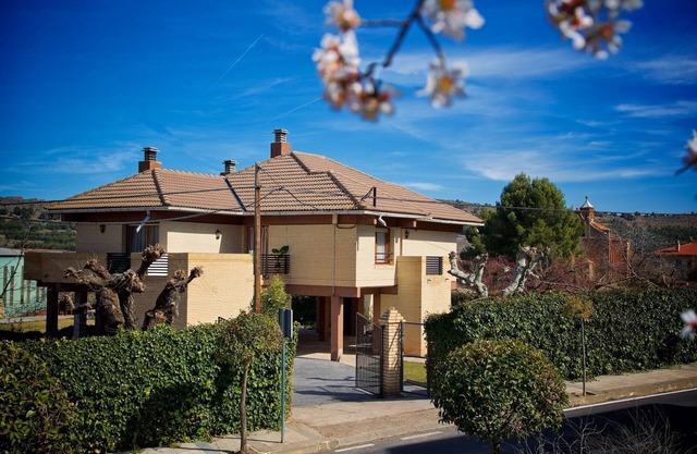 Villa Castro luxury next to the Monasterio de Piedra