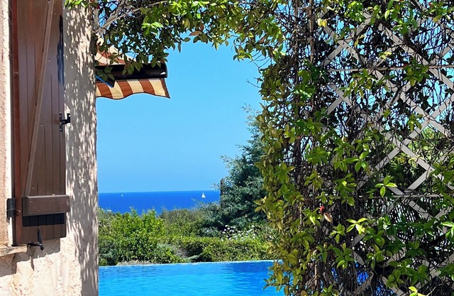 Villa Cavalaire Sur Mer Near St Tropez, few minutes walk to Beach and Port, Pool