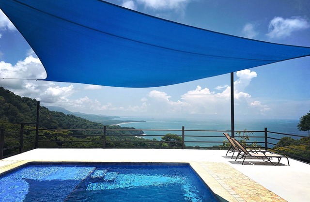 Villa Chill : 260-Acre Private Jungle : Escaleras