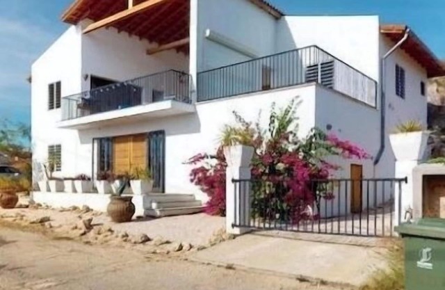 Villa Coral Cliff 🇨🇼 5-bedroom beach house with Pool, AC, WiFi, Sleeps 10