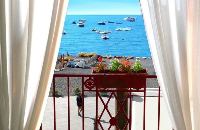 Villa Costanzo - Beach Front - Air Conditioned and Free Wi- Fi