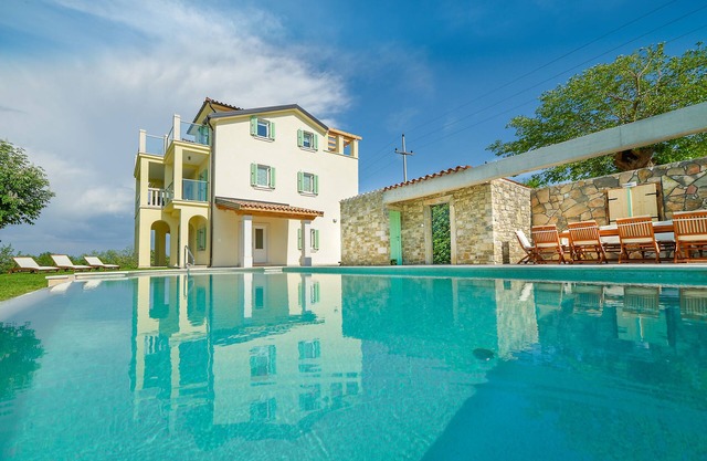 Villa Demetra with infinity pool,8 persons, spectacular view of Motovun