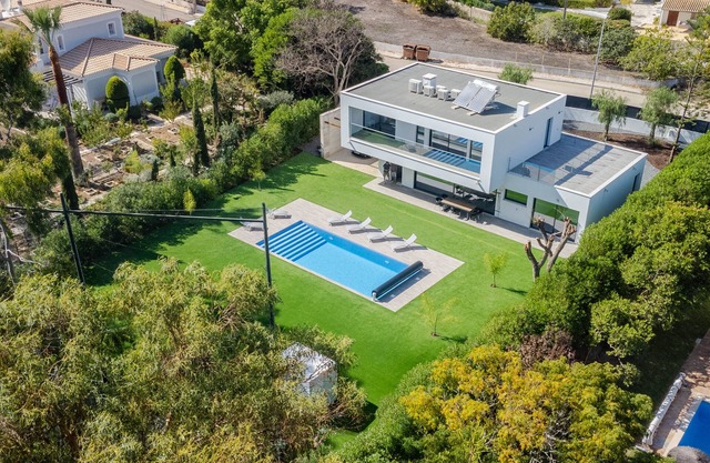 Villa Elodie Private pool, parking, free wifi. 5minutes Praia Da Rocha