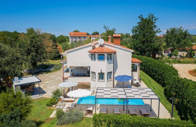 Villa Eufemia near Poreč with large garden and outdoor playground for kids
