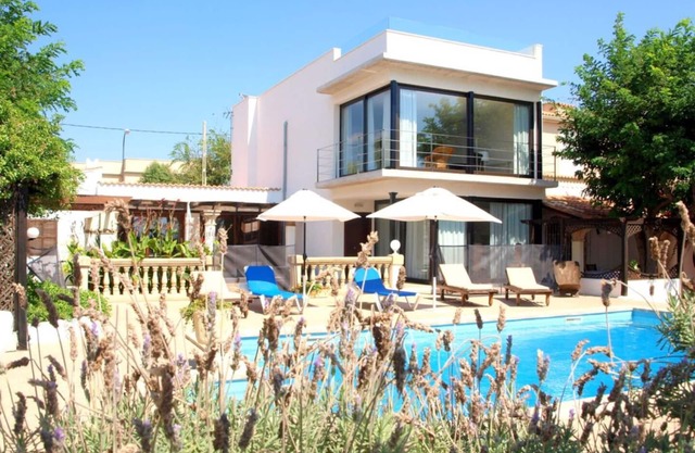 VILLA FACING THE BEACH WITH SWIMMING POOL AND LARGE GARDEN IDEAL FAMILIES