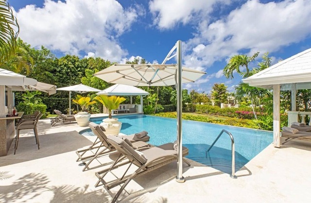 Villa Fig Tree House and Cottage by Fantasia Villas