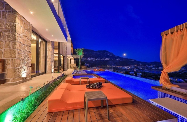 Villa for 12 w/fantastic views, large heatable infinity pool, quite location