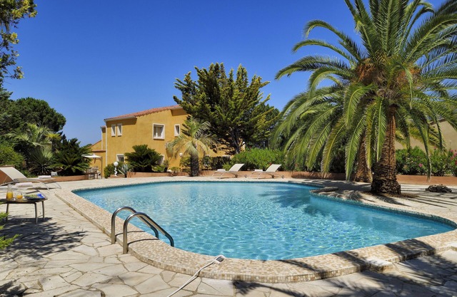 Villa for 13 people 200 metres from the sea