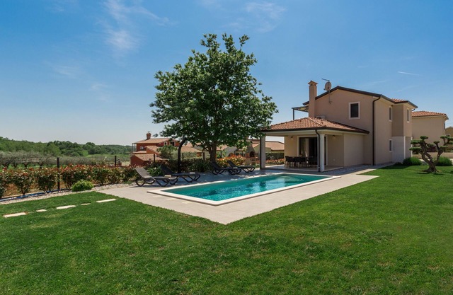 Villa for 4-6 people, pool, loungers, garden, panoramic sea view