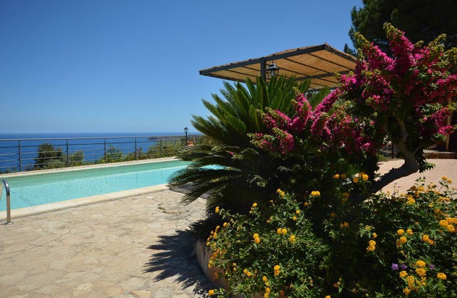 Villa for 8 people, with spectacular sea view, 7 km. from Cefalù