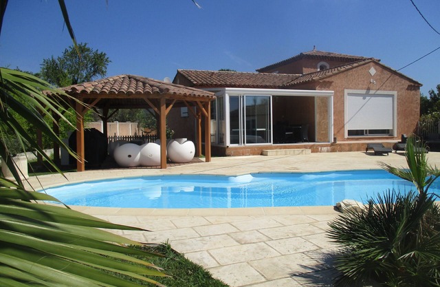 Villa for 9 near the sea with heated pool, sauna,