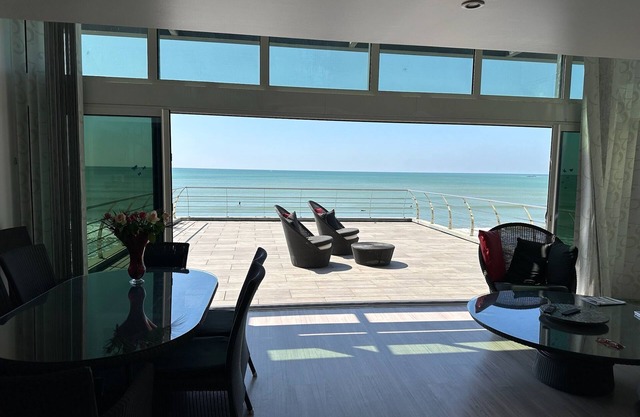 VILLA 180m2 -feet in the water -Terrace 60m2 on the sea-4bedrooms -Garage-Clim