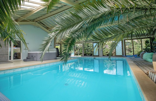 Villa 'Gîte Piscine Et Jacuzzi Intérieurs' with Pool, Terrace, Garden & Wi-Fi