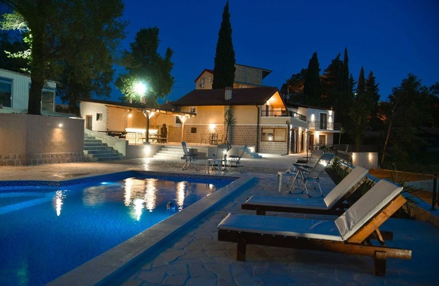 Villa Gardenia 1 with Shared Pool and Basketball Court